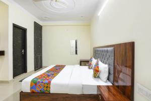 Postel nebo postele na pokoji v ubytování FabExpress ASP Royal Residency Inn- Janakpuri