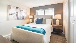 En eller flere senge i et værelse på Landing Modern Apartment with Amazing Amenities (ID7160X43)