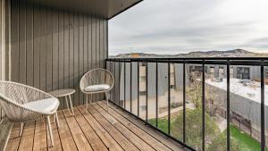 En balkon eller terrasse på Landing Modern Apartment with Amazing Amenities (ID7160X43)