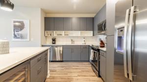 Een keuken of kitchenette bij Landing Modern Apartment with Amazing Amenities (ID8697X88)