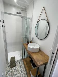 un baño con lavabo y espejo en .Le Perchoir., en Les Sables-dʼOlonne