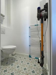 un baño con inodoro y ducha en .Le Perchoir., en Les Sables-dʼOlonne 7 fotos más