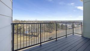 En balkon eller terrasse på Landing Modern Apartment with Amazing Amenities (ID9253X93)