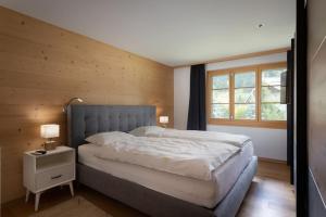 Gulta vai gultas numurā naktsmītnē Stylish Apartment in Gstaad