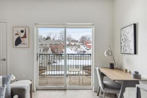 ein Wohnzimmer mit einer Tür zu einem Balkon in der Unterkunft Landing Modern Apartment with Amazing Amenities (ID7435X07) in Omaha