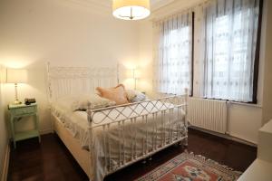 um quarto com uma cama branca e uma janela em MECİT KAPTAN KONAĞI em Kastamonu