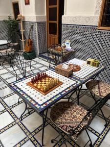 una mesa con un tablero de ajedrez encima en Riad Tafoukt Fes, en Fez