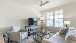 sala de estar con sofá, 2 sillas y TV en Landing Modern Apartment with Amazing Amenities (ID1256X568), en Greenville