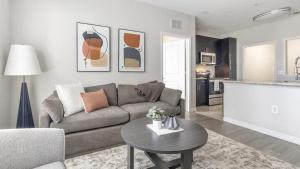 sala de estar con sofá y mesa en Landing Modern Apartment with Amazing Amenities (ID9801X81) en Tampa