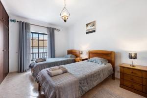 a bedroom with two beds and a window at Casa Brita in Raposeira