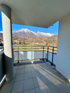 a balcony with a view of some mountains at Superbe appartement T3 en résidence avec piscine in Albertville