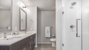 uma casa de banho branca com um lavatório e um WC em Landing Modern Apartment with Amazing Amenities (ID8083X57) em Fort Myers Villas