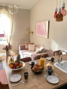 una sala de estar con una mesa con comida. en .Le Perchoir., en Les Sables-dʼOlonne