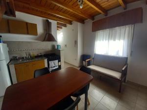 een keuken met een tafel en een bank in een kamer bij Duplex Alvear 112 in Venado Tuerto