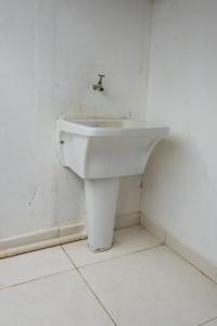 baño con lavabo blanco en una habitación en Aluguel Temporada praia Maresias, en São Sebastião