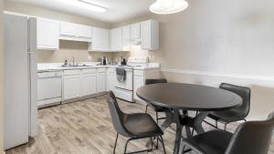 - une cuisine avec une table et des chaises dans la chambre dans l'établissement Landing Modern Apartment with Amazing Amenities (ID1402X064), à Slidell