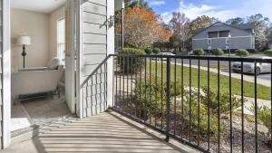 d'un balcon avec une clôture noire et une rue. dans l'établissement Landing Modern Apartment with Amazing Amenities (ID1402X064), à Slidell