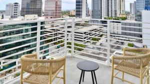 uma varanda com 2 cadeiras e uma mesa em Landing Modern Apartment with Amazing Amenities (ID2665X75) em Fort Lauderdale