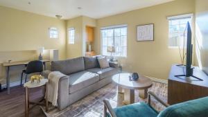- un salon avec un canapé et une table dans l'établissement Landing Modern Apartment with Amazing Amenities (ID7986X55), à Rancho Cucamonga