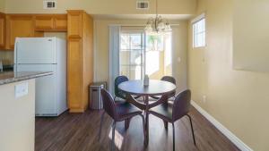 een keuken met een tafel en stoelen en een koelkast bij Landing Modern Apartment with Amazing Amenities (ID7986X55) in Rancho Cucamonga