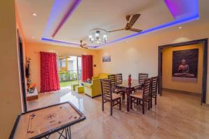 een woonkamer met een tafeltennistafel en een bank bij SHREE STAYS Madhuri Villa in Panchgani