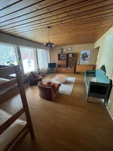 的住宿－Kujalan tila，客厅配有沙发和桌子