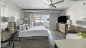 a bedroom with a bed and a desk and a tv at Landing Modern Apartment with Amazing Amenities (ID3931X23) in Phoenix