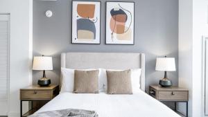 Katil atau katil-katil dalam bilik di Landing Modern Apartment with Amazing Amenities (ID5503X93)