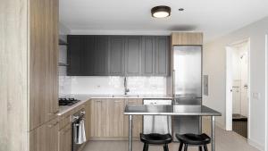 Dapur atau dapur kecil di Landing Modern Apartment with Amazing Amenities (ID5503X93)