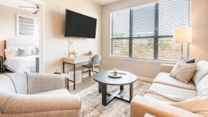 un soggiorno con divano e tavolo di Landing Modern Apartment with Amazing Amenities (ID7989X60) a Greenville