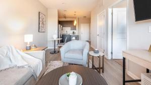 sala de estar con sofá y mesa en Landing Modern Apartment with Amazing Amenities (ID7989X60) en Greenville