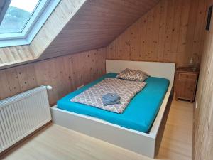 un letto in una camera mansardata di Urlaubstraum a Sankt Veit an der Glan
