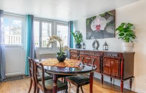 comedor con mesa y sillas en Beautiful Home In Juvisy-sur-orge With Kitchen, en Juvisy-sur-Orge