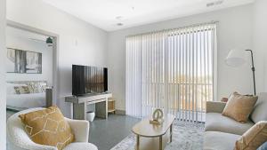uma sala de estar com um sofá e uma televisão em Landing Modern Apartment with Amazing Amenities (ID1791X15) em Richmond