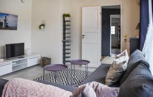 sala de estar con sofá y TV en Beautiful Home In Skillinge With Wifi, en Skillinge