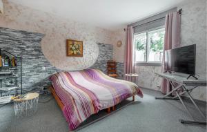 凱薩爾格的住宿－Beautiful Home In Caissargues With Outdoor Swimming Pool，一间卧室配有一张床和一台平面电视