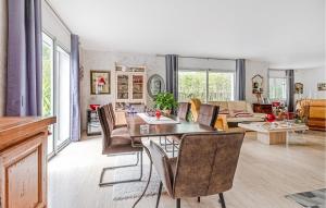 ein Wohnzimmer mit einem Tisch und Stühlen in der Unterkunft 3 Bedroom Stunning Home In Caissargues in Caissargues