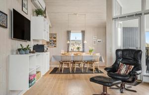 Bjerregårdにある3 Bedroom Gorgeous Home In Hvide Sandeのキッチン、ダイニングルーム(テーブル、椅子付)