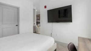 Μια τηλεόραση ή/και κέντρο ψυχαγωγίας στο Landing Modern Apartment with Amazing Amenities (ID1791X18) +4 φωτογραφίες