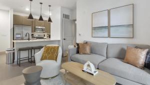 Il comprend un salon avec un canapé et une cuisine. dans l'établissement Landing Modern Apartment with Amazing Amenities (ID1781X59), à Richmond