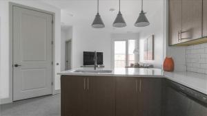 een keuken met een wastafel en een aanrecht bij Landing Modern Apartment with Amazing Amenities (ID1783X42) in Richmond
