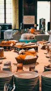 una mesa de madera con platos y comida. en O Paturi - Village Hotel, en Guaratinguetá