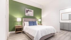 邁爾斯堡的住宿－Landing Modern Apartment with Amazing Amenities (ID7569X13)，一间卧室设有一张床和绿色的墙壁