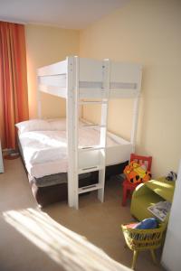 מיטה או מיטות קומותיים בחדר ב-Fiora Appartaments