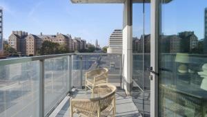 Rõdu või terrass majutusasutuses Landing Modern Apartment with Amazing Amenities (ID1398X853)