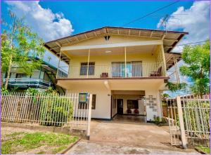 una casa con una valla delante de ella en Impeccable 2-Bed Apartment in Paramaribo, en Paramaribo