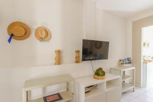 sala de estar con muebles blancos y sombreros en la pared en Villa Brigida a Torre Santa Sabina, en Torre Santa Sabina 39 fotos más