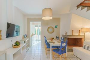 Un comedor y una sala de estar con mesa y sillas. en Villa Brigida a Torre Santa Sabina, en Torre Santa Sabina