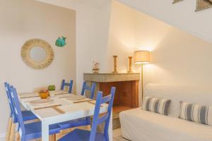 una sala da pranzo con tavolo, sedie e camino di Villa Brigida a Torre Santa Sabina a Torre Santa Sabina