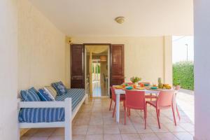 un patio con tavolo, sedie e divano di Villa Brigida a Torre Santa Sabina a Torre Santa Sabina